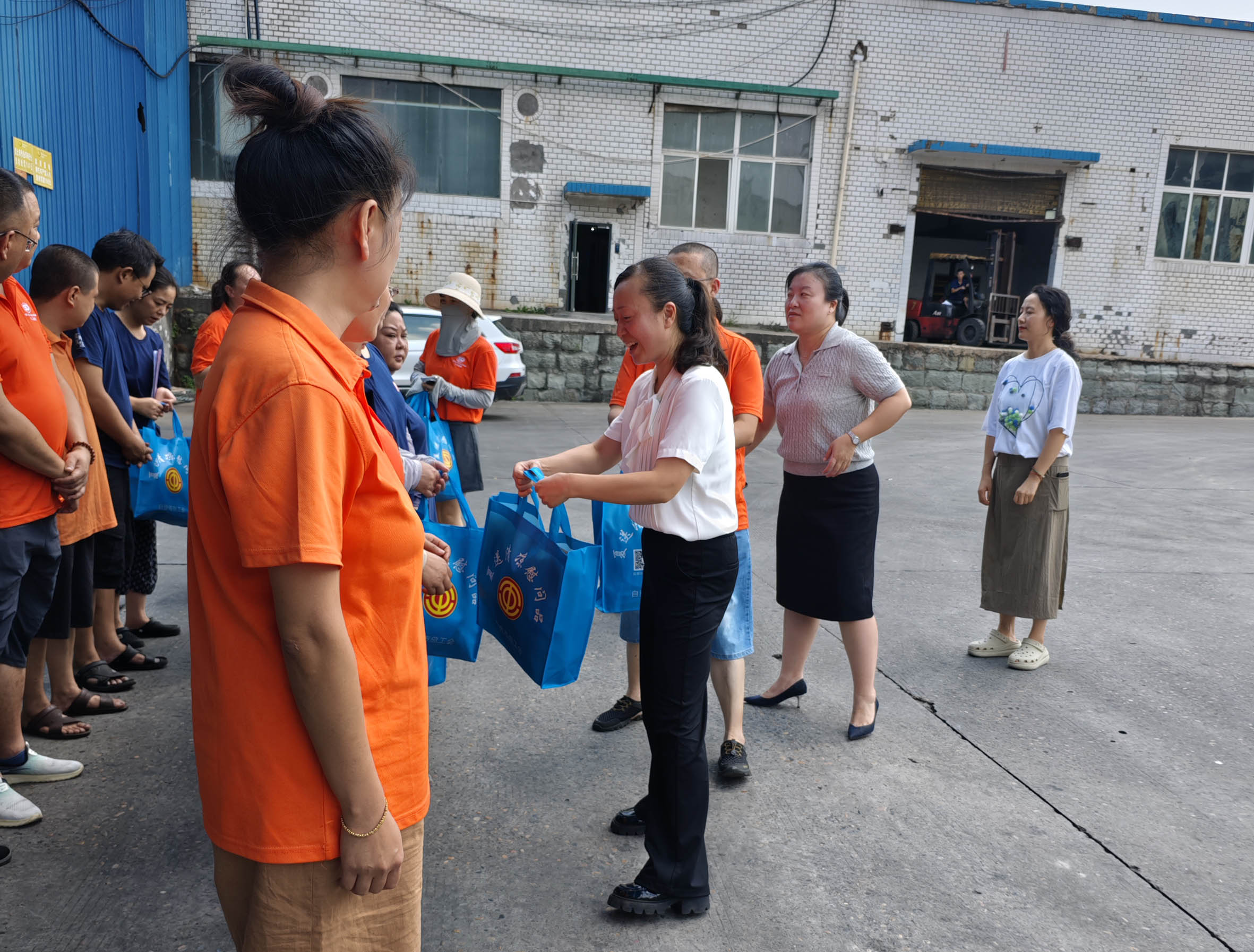 高温送关怀  真情暖一线